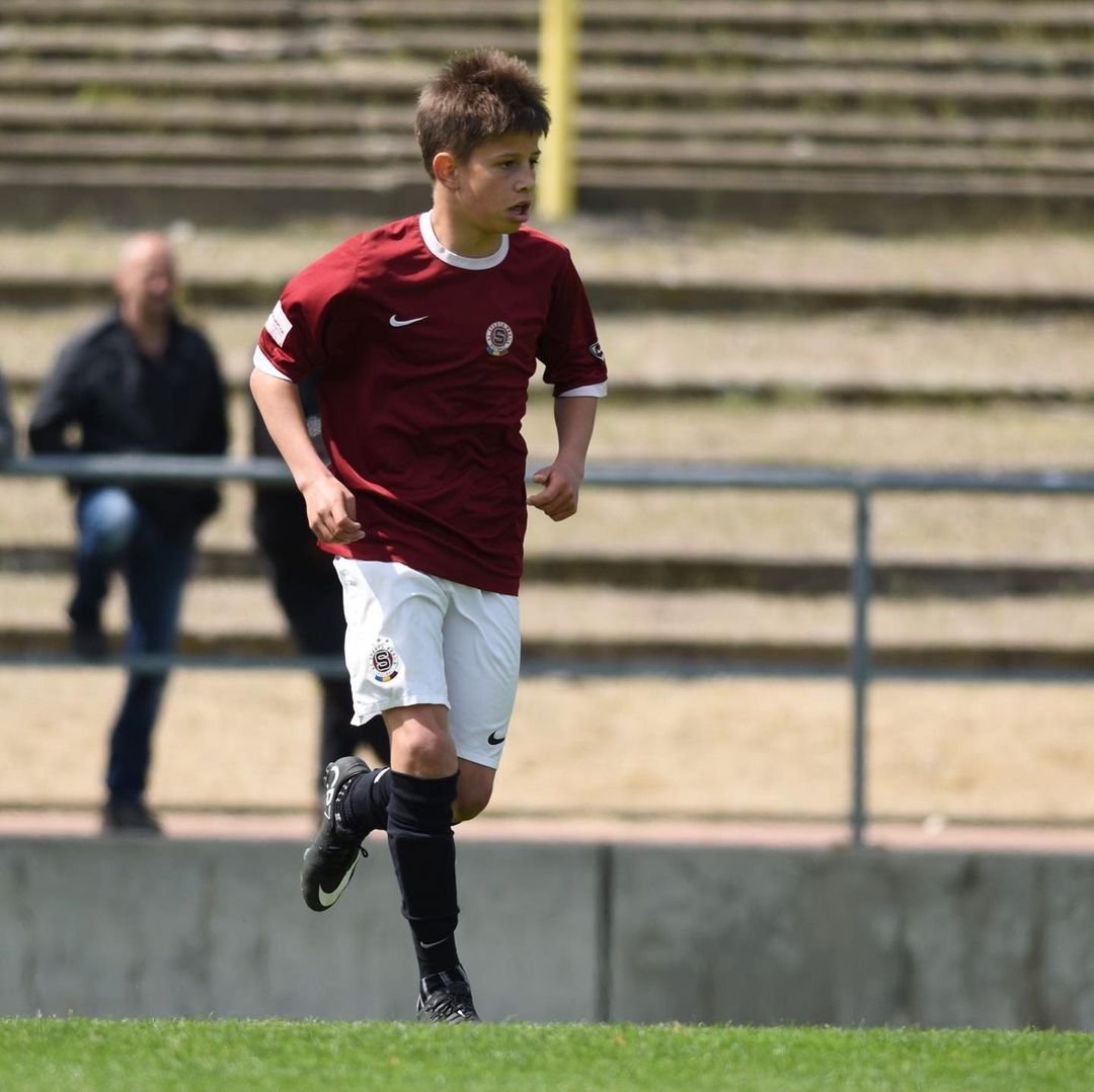 ? Jak se kluk zařadí mezi legendy… 

1️⃣ 2. května 2015
Dvanáctiletý Adam hraje derby v kategorii U14.

2️⃣ 23. červen 2018
V patnácti letech nastupuje poprvé za A-tým Sparty v přípravném zápase proti Trenčínu.

3️⃣ 2. října 2018
Při svém prvním soutěžním startu za áčko Sparty mu stačí sedm minut na premiérový gól.

4️⃣ 9. března 2019
Proti Plzni dává první ligový gól. V posledním možném zápase se stává ve věku 16 let, 7 měsíců a 12 dnů nejmladším střelcem v historii ligy. 

5️⃣ 29. května 2019
Spoluhráči stále teprve šestnáctiletého Hložka volí Hráčem kabiny. #acsparta